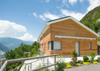 Villa familiale en bois conçue par Sáez Architecte à Lens en Valais