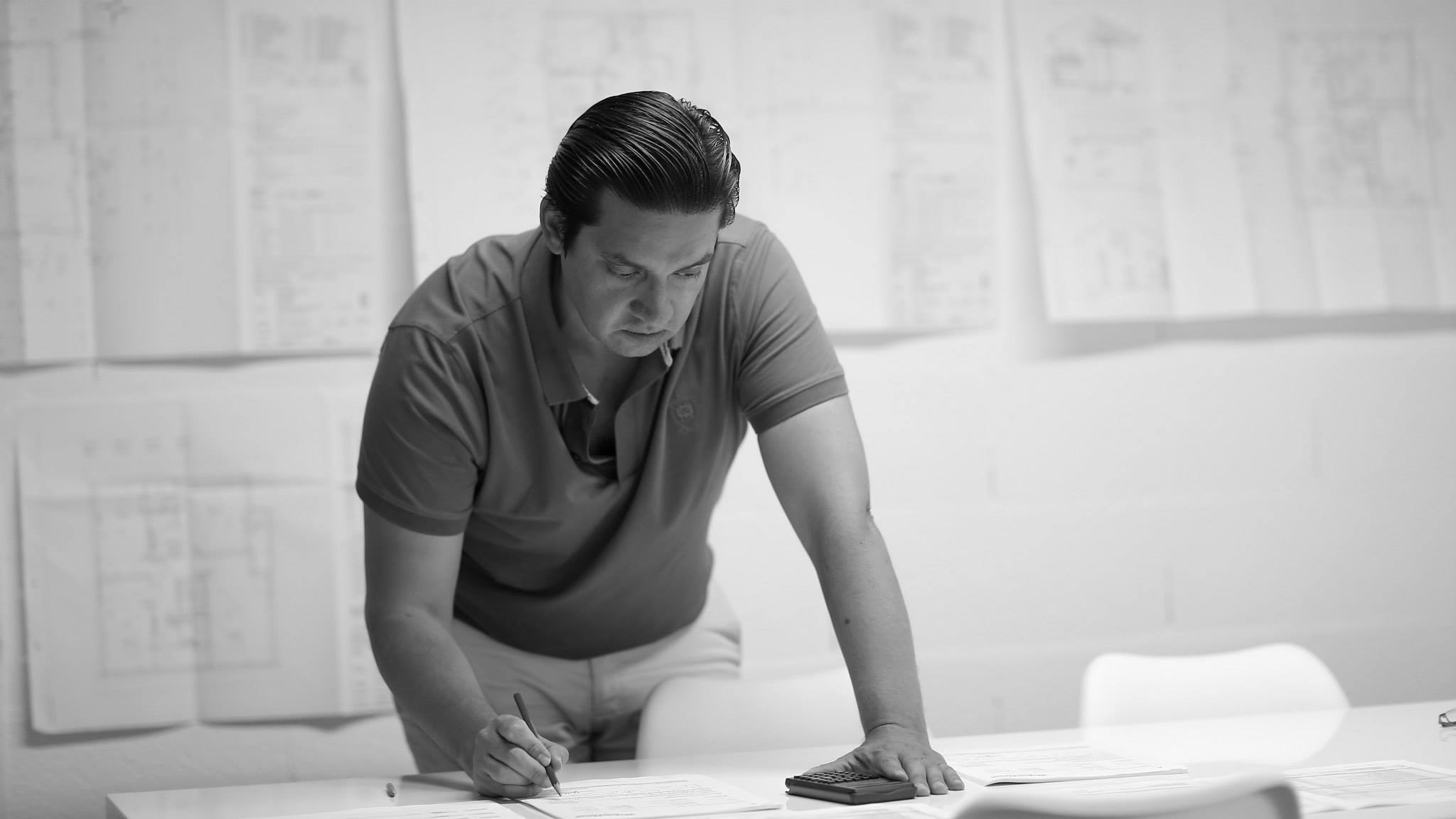 Pablo Sáez, architecte REG A et SIA, travaillant sur des plans